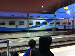 Kereta Api Bogowonto Jakarta-Yogyakarta di Stasiun Kutoarjo.
