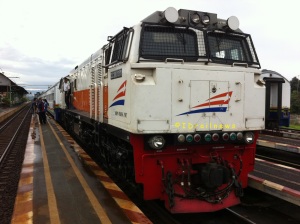 CC 206 61 PWT siap menarik rangkaian KA Sawunggalih Pagi