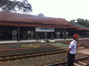 PPKA Stasiun Bumiayu dan penduduk setempat melepas keberangkatan KA Sawunggalih Pagi