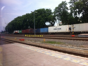 Menyusul kereta peti kemas di Stasiun Cirebon Prujakan